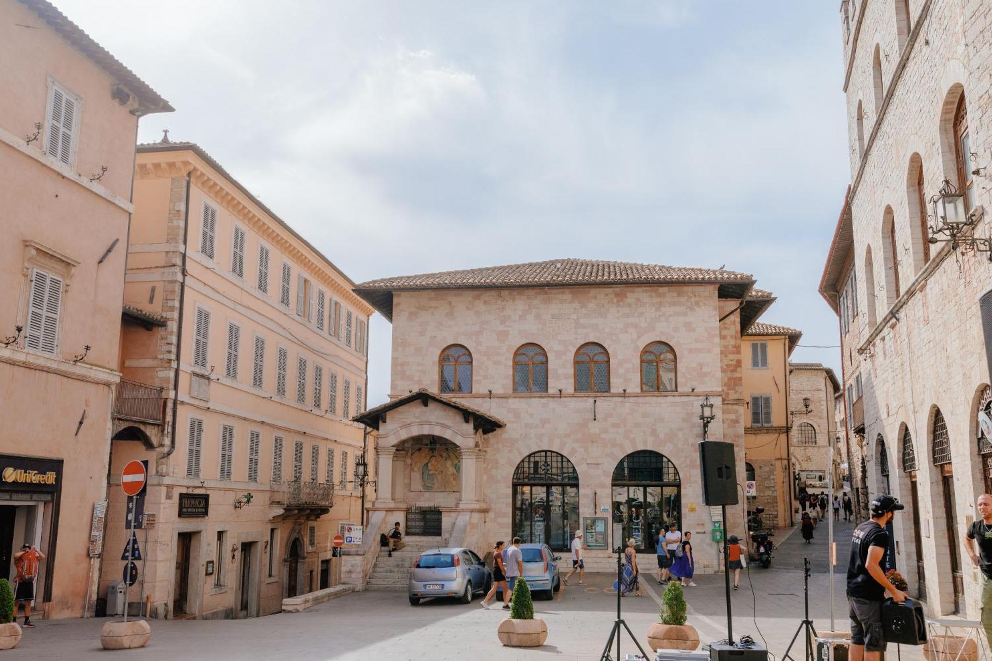 Suite Comunicanti, Tra Antico E Moderno Asís Exterior foto