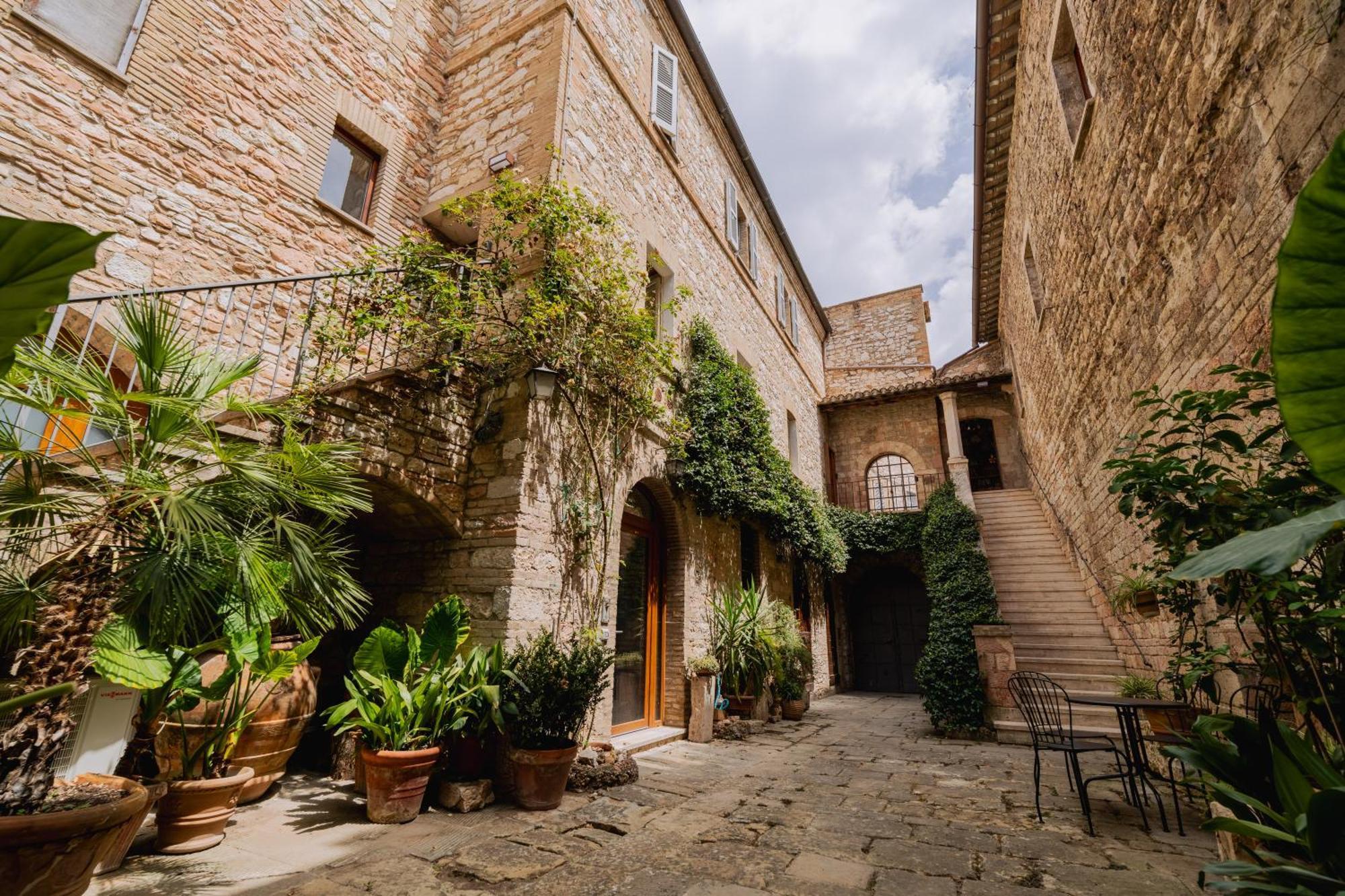 Suite Comunicanti, Tra Antico E Moderno Asís Exterior foto